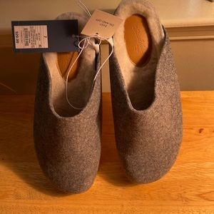 NWT Universal thread, slip on shoes